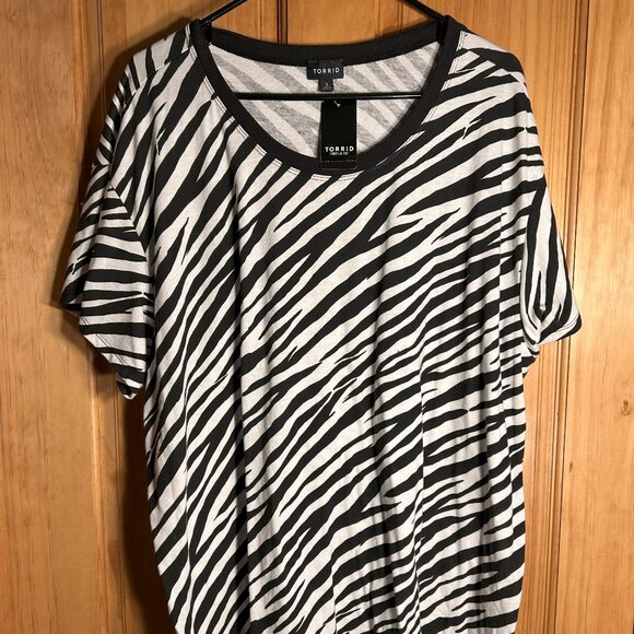 NWT Torrid Plus Size 3 22/24 Zebra Relaxed Boyfriend Tee Shirt - Picture 1 of 4